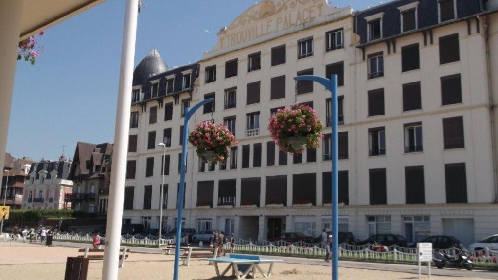 Paradis Les Pieds Sur Le Sable Trouville Palace 外观 照片